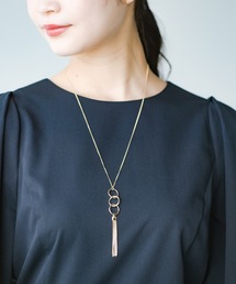 シンプルトップスに合わせてオシャレ見え！ちょうどいい存在感で使いやすいロングネックレス
