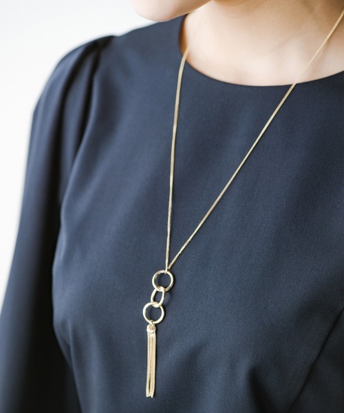 haco!（ハコ）の「シンプルトップスに合わせてオシャレ見え！ちょうどいい存在感で使いやすいロングネックレス（ネックレス・レディース・ゴールド・ONE SIZE）」の4枚目の写真