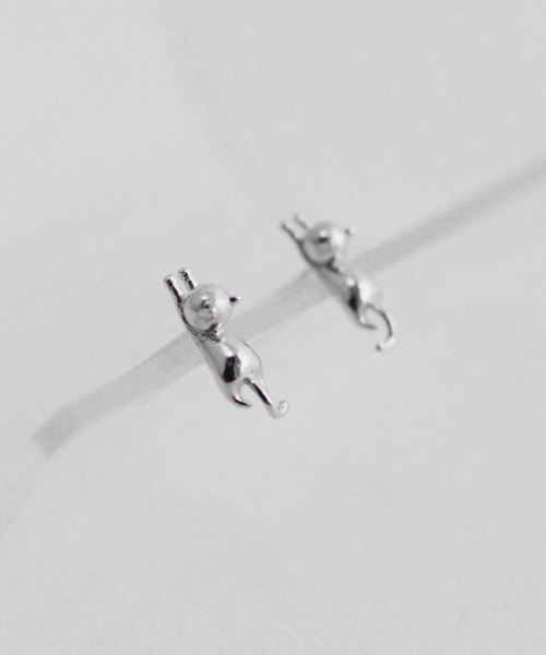 ma chere Cosette?(マシェールコゼット)の「ぶら下がりネコプチピアス/SV925ポスト(ピアス(両耳用)・レディース・シルバー・FREE)」の1枚目の写真
