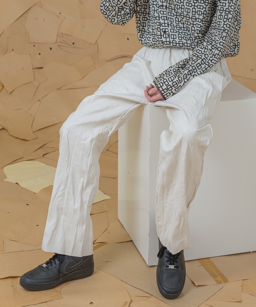 FOLLOWIN(フォロウィン)の「【UNISEX】リンクルしわ加工ワイドパンツ(その他パンツ・レディース・ホワイト/ブラウン/ブラック・FREE)」の7枚目の写真