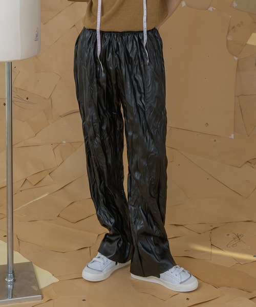 FOLLOWIN(フォロウィン)の「【UNISEX】リンクルしわ加工ワイドパンツ(その他パンツ・レディース・ホワイト/ブラウン/ブラック・FREE)」の14枚目の写真