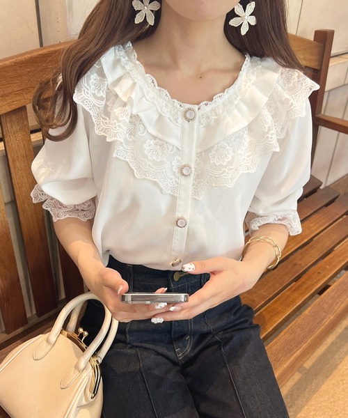 apres jour（アプレジュール）の「パールボタンフリルレースブラウス【ZOZOTOWN限定アイテム】（シャツ/ブラウス・レディース・ブラック/オフホワイト/アイボリー・X-LARGE/フリー）」の2枚目の写真