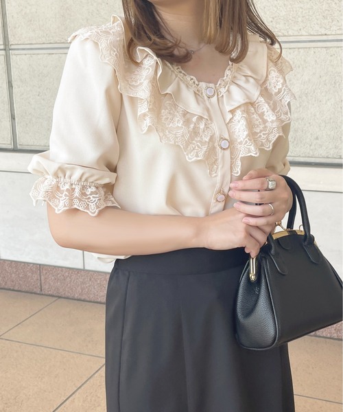 apres jour（アプレジュール）の「パールボタンフリルレースブラウス【ZOZOTOWN限定アイテム】（シャツ/ブラウス・レディース・ブラック/オフホワイト/アイボリー・X-LARGE/フリー）」の17枚目の写真