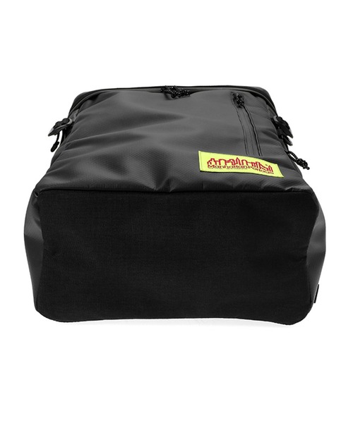 Manhattan Portage（マンハッタンポーテージ）の「Marine Park Navy Yard Backpack Matte Vinyl 2022（バックパック/リュック・メンズ・ブラック・LARGE）」の5枚目の写真