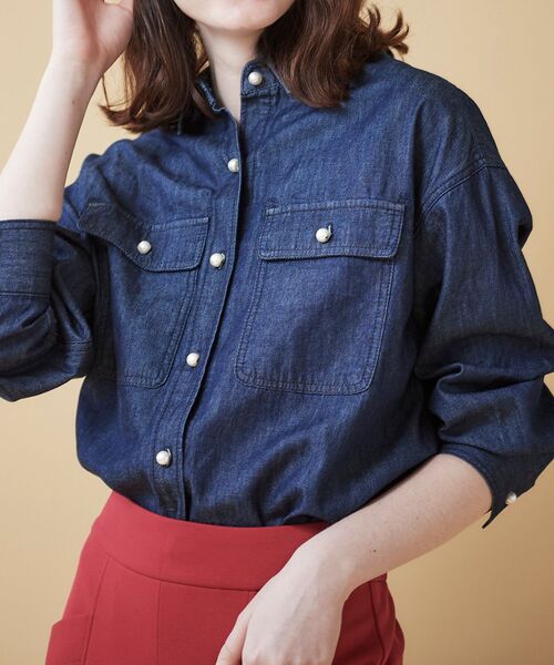 le.coeur blanc（ルクールブラン）の「パールボタンデニムシャツ（シャツ/ブラウス・レディース・ネイビー/ブルー・38）」の2枚目の写真
