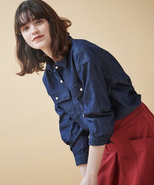 le.coeur blanc（ルクールブラン）の「パールボタンデニムシャツ（シャツ/ブラウス・レディース・ネイビー/ブルー・38）」の3枚目の写真