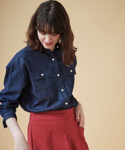 le.coeur blanc（ルクールブラン）の「パールボタンデニムシャツ（シャツ/ブラウス・レディース・ネイビー/ブルー・38）」の4枚目の写真