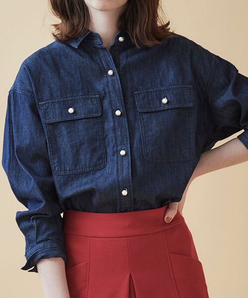 le.coeur blanc（ルクールブラン）の「パールボタンデニムシャツ（シャツ/ブラウス・レディース・ネイビー/ブルー・38）」の9枚目の写真