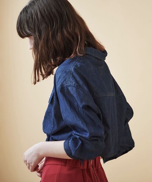 le.coeur blanc（ルクールブラン）の「パールボタンデニムシャツ（シャツ/ブラウス・レディース・ネイビー/ブルー・38）」の10枚目の写真