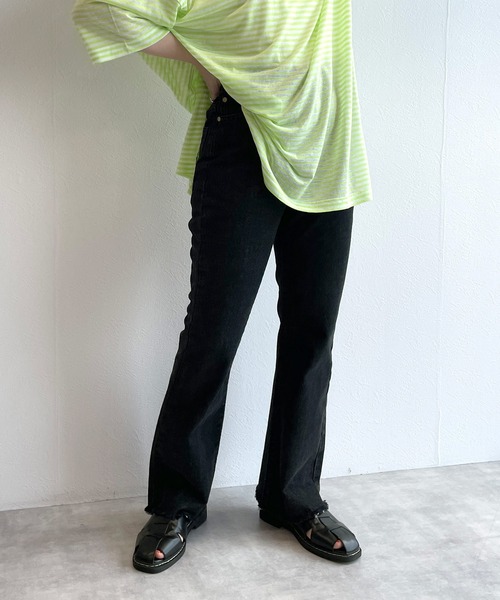 w closet（ダブルクローゼット）の「セミフレアデニムパンツ（デニムパンツ・レディース・ブラック/ブルー/モカ/ケミカルウォッシュ・S/M）」の2枚目の写真