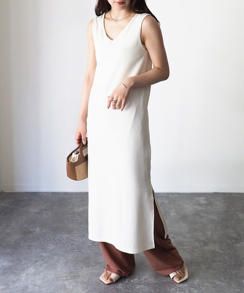 Riberry(リベリー)の「バックオープンノースリーブワンピース(ワンピース・レディース・オフホワイト/ブラック/グレイッシュベージュ/ライム/オレンジ・MEDIUM)」の3枚目の写真