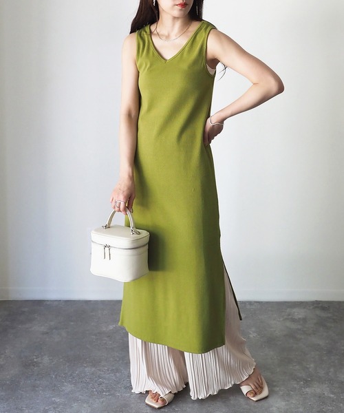 Riberry(リベリー)の「バックオープンノースリーブワンピース(ワンピース・レディース・オフホワイト/ブラック/グレイッシュベージュ/ライム/オレンジ・MEDIUM)」の5枚目の写真