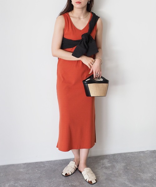 Riberry(リベリー)の「バックオープンノースリーブワンピース(ワンピース・レディース・オフホワイト/ブラック/グレイッシュベージュ/ライム/オレンジ・MEDIUM)」の2枚目の写真