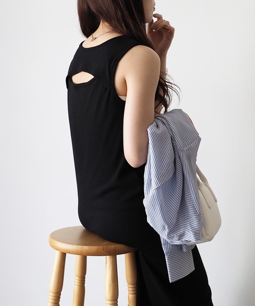 Riberry(リベリー)の「バックオープンノースリーブワンピース(ワンピース・レディース・オフホワイト/ブラック/グレイッシュベージュ/ライム/オレンジ・MEDIUM)」の6枚目の写真