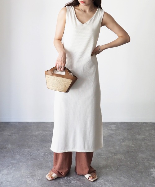 Riberry(リベリー)の「バックオープンノースリーブワンピース(ワンピース・レディース・オフホワイト/ブラック/グレイッシュベージュ/ライム/オレンジ・MEDIUM)」の22枚目の写真