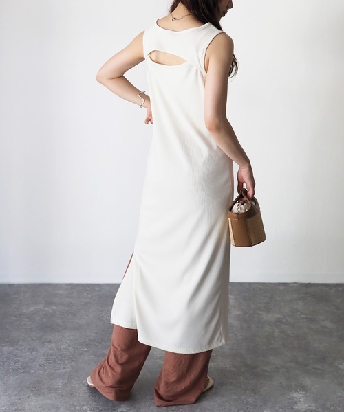 Riberry(リベリー)の「バックオープンノースリーブワンピース(ワンピース・レディース・オフホワイト/ブラック/グレイッシュベージュ/ライム/オレンジ・MEDIUM)」の20枚目の写真