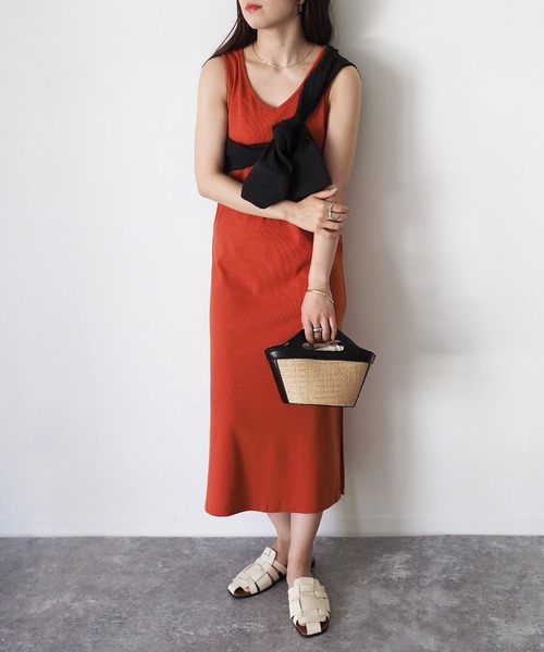 Riberry(リベリー)の「バックオープンノースリーブワンピース(ワンピース・レディース・オフホワイト/ブラック/グレイッシュベージュ/ライム/オレンジ・MEDIUM)」の13枚目の写真