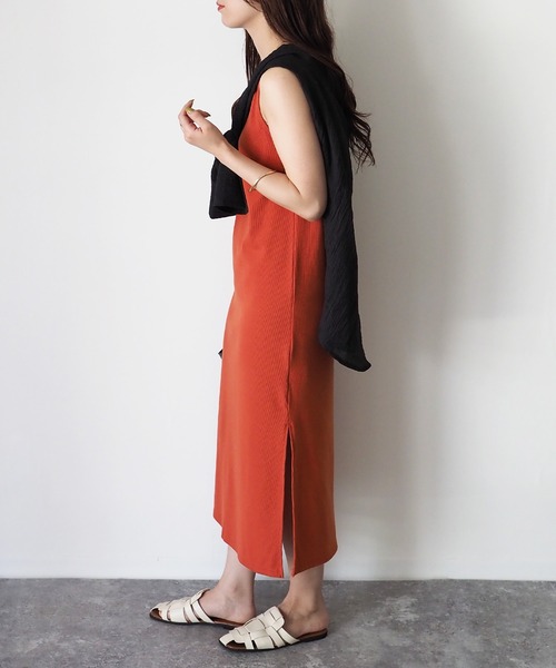 Riberry(リベリー)の「バックオープンノースリーブワンピース(ワンピース・レディース・オフホワイト/ブラック/グレイッシュベージュ/ライム/オレンジ・MEDIUM)」の12枚目の写真