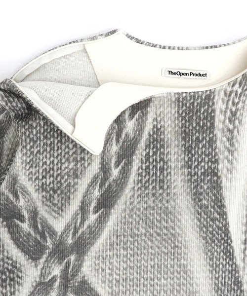 TheOpen Product（ザオープンプロダクト）の「【TheOpen Product】CABLE KNITTING GRAPHIC SWEATSHIRT（スウェット・レディース・グレー/ブルー・S）」の4枚目の写真