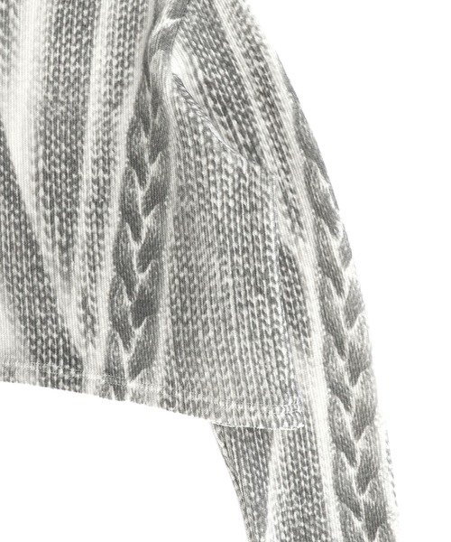 TheOpen Product（ザオープンプロダクト）の「【TheOpen Product】CABLE KNITTING GRAPHIC SWEATSHIRT（スウェット・レディース・グレー/ブルー・S）」の5枚目の写真