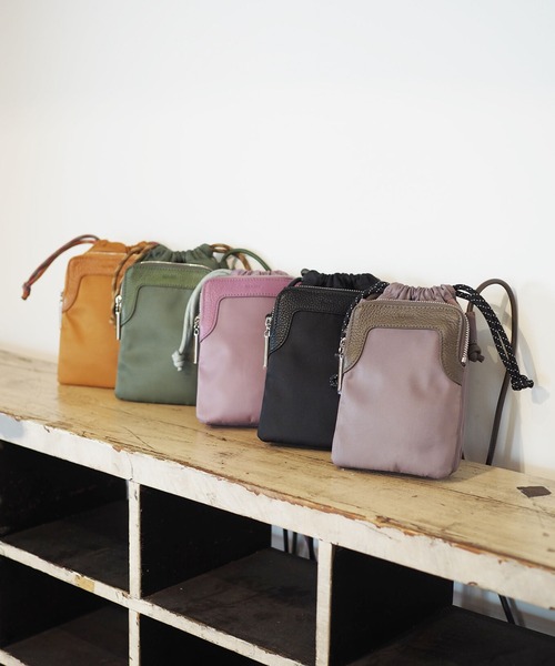 Beau're（ヴュレ）の「スマホショルダー（ショルダーバッグ・レディース・ブラック/カーキ/グレイッシュベージュ/ラベンダー・フリー）」の8枚目の写真