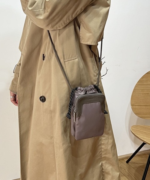 Beau're（ヴュレ）の「スマホショルダー（ショルダーバッグ・レディース・ブラック/カーキ/グレイッシュベージュ/ラベンダー・フリー）」の13枚目の写真