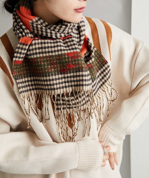 ear PAPILLONNER(イアパピヨネ)の「【P.CORNILLON(ピーコルニヨン)】ボーダーチェックストール(ストール/ショール・レディース・パープル/オレンジ・FREE)」の2枚目の写真