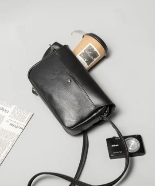 STYLE NUMBER(スタイルナンバー)の「【 STYLE NUMBER / スタイルナンバー 】 スクエア ミニマル ショルダーバッグ(ショルダーバッグ・メンズ・キャメル/ブラウン/ブラック・FREE)」の9枚目の写真