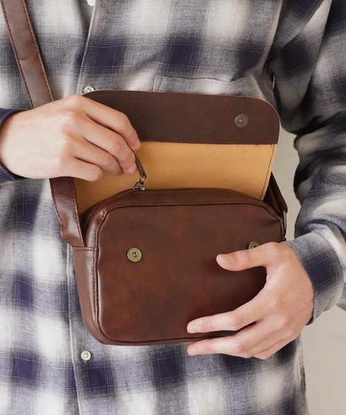 STYLE NUMBER(スタイルナンバー)の「【 STYLE NUMBER / スタイルナンバー 】 スクエア ミニマル ショルダーバッグ(ショルダーバッグ・メンズ・キャメル/ブラウン/ブラック・FREE)」の7枚目の写真