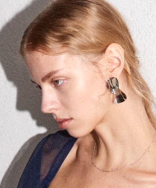 FRAY I.D（フレイアイディー）の「アンジュレートプレートピアス（ピアス（両耳用）・レディース・シルバー/ゴールド・FREE）」の18枚目の写真