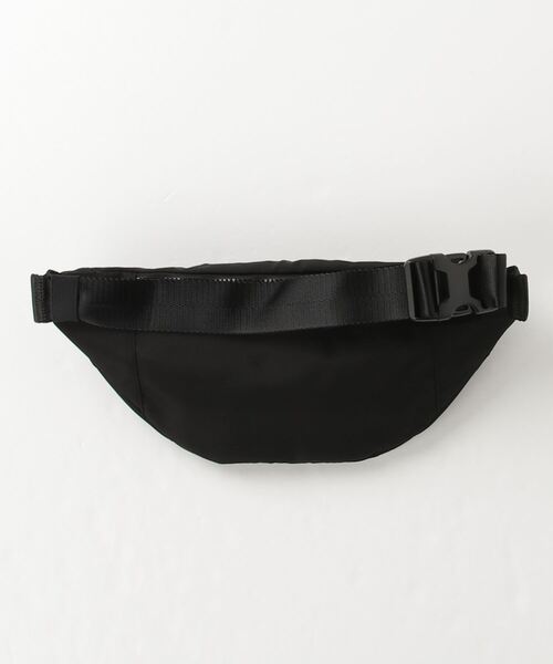 FRED PERRY(フレッドペリー)の「Contrast Tape Crossbody Bag(ボディバッグ/ウエストポーチ・メンズ・ブラック・ONE SIZE)」の2枚目の写真