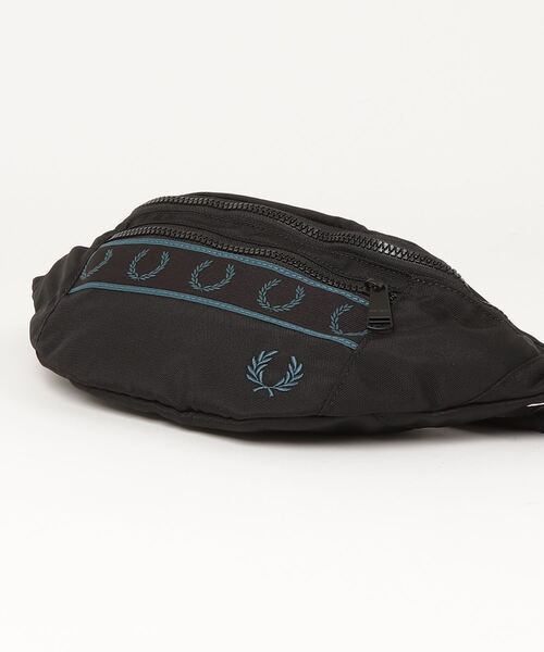 FRED PERRY(フレッドペリー)の「Contrast Tape Crossbody Bag(ボディバッグ/ウエストポーチ・メンズ・ブラック・ONE SIZE)」の3枚目の写真