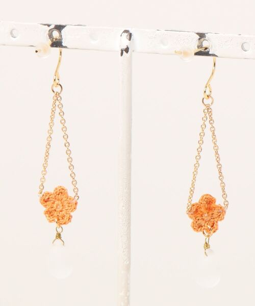 tone（トーン）の「【38ribbon】小花とチェコビーズのロングピアス(MA)（ピアス（両耳用）・レディース・オレンジ/イエロー/ベージュ/ホワイト・FREE）」の5枚目の写真