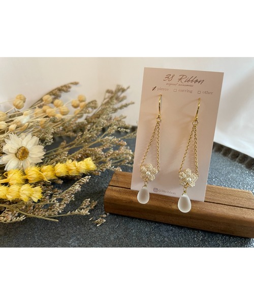 tone（トーン）の「【38ribbon】小花とチェコビーズのロングピアス(MA)（ピアス（両耳用）・レディース・オレンジ/イエロー/ベージュ/ホワイト・FREE）」の2枚目の写真
