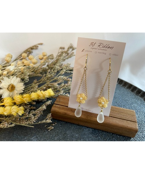 tone（トーン）の「【38ribbon】小花とチェコビーズのロングピアス(MA)（ピアス（両耳用）・レディース・オレンジ/イエロー/ベージュ/ホワイト・FREE）」の3枚目の写真