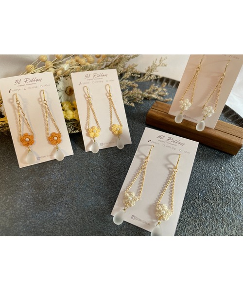 tone（トーン）の「【38ribbon】小花とチェコビーズのロングピアス(MA)（ピアス（両耳用）・レディース・オレンジ/イエロー/ベージュ/ホワイト・FREE）」の6枚目の写真
