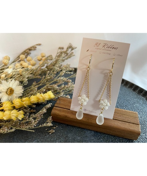 tone（トーン）の「【38ribbon】小花とチェコビーズのロングピアス(MA)（ピアス（両耳用）・レディース・オレンジ/イエロー/ベージュ/ホワイト・FREE）」の7枚目の写真