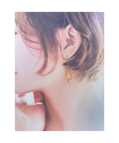 tone（トーン）の「【38ribbon】小花とチェコビーズのロングピアス(MA)（ピアス（両耳用）・レディース・オレンジ/イエロー/ベージュ/ホワイト・FREE）」の8枚目の写真