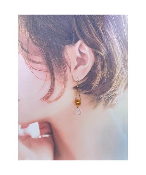 tone（トーン）の「【38ribbon】小花とチェコビーズのロングピアス(MA)（ピアス（両耳用）・レディース・オレンジ/イエロー/ベージュ/ホワイト・FREE）」の9枚目の写真