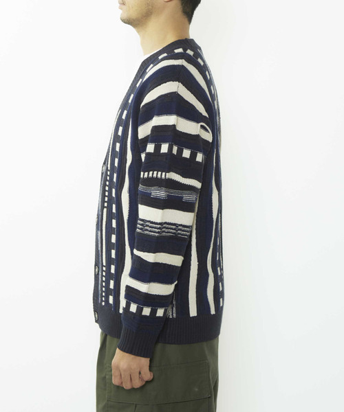 MEN'S MELROSE(メンズメルローズ)の「【MASTER FRAME/マスターフレーム】クージー柄ニットカーディガン(カーディガン/ボレロ・メンズ・ネイビー/ベージュ・3/4)」の4枚目の写真
