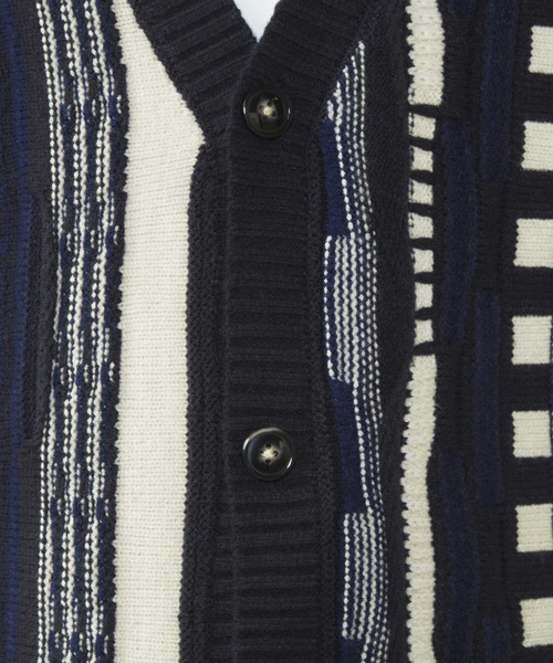 MEN'S MELROSE(メンズメルローズ)の「【MASTER FRAME/マスターフレーム】クージー柄ニットカーディガン(カーディガン/ボレロ・メンズ・ネイビー/ベージュ・3/4)」の8枚目の写真