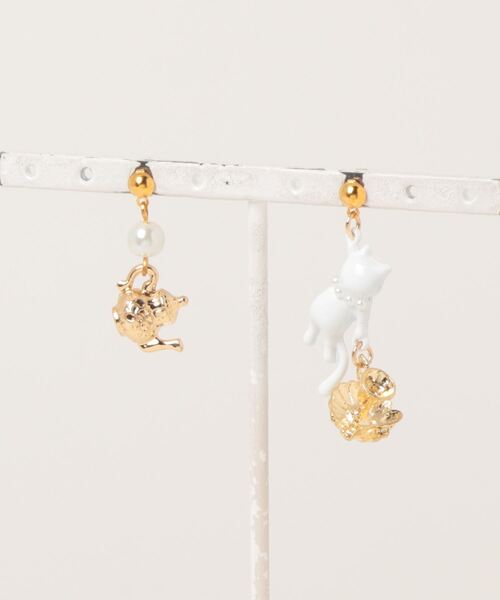 tone(トーン)の「【charme by pimo 】猫紅茶ピアス(MA)(ピアス(両耳用)・レディース・ブラウン/ホワイト/ブラック・FREE)」の1枚目の写真
