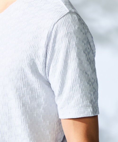 HIDEAWAYS NICOLE（ハイダウェイニコル）の「幾何学柄Ｖネック半袖プルオーバー（Tシャツ/カットソー・メンズ・オフホワイト/ブラック/シルバーグレー/ネイビー/スモークピンク・MEDIUM/LARGE/X-LARGE）」の15枚目の写真