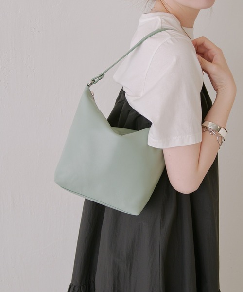 russet（ラシット）の「ソフトレザーシンプルショルダーバッグ (CE-1328-WEB)（ショルダーバッグ・レディース・ブラック/グレー系その他/ブラウン系その他/ホワイト/ライトブルー/グリーン/ダークブラウン/ベージュ/ブラウン/ピンク/ブラック系その他/グリーン系その他・FREE）」の10枚目の写真