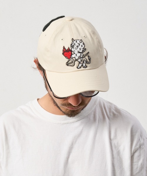 STUD MUFFIN（スタッドマフィン）の「STUD MUFFIN/スタッドマフィン/コットンツイル BABYLパッチ＆カギ編みクロス コットンローキャップ（キャップ・メンズ・チャコールグレー/オフホワイト・2/4）」の3枚目の写真