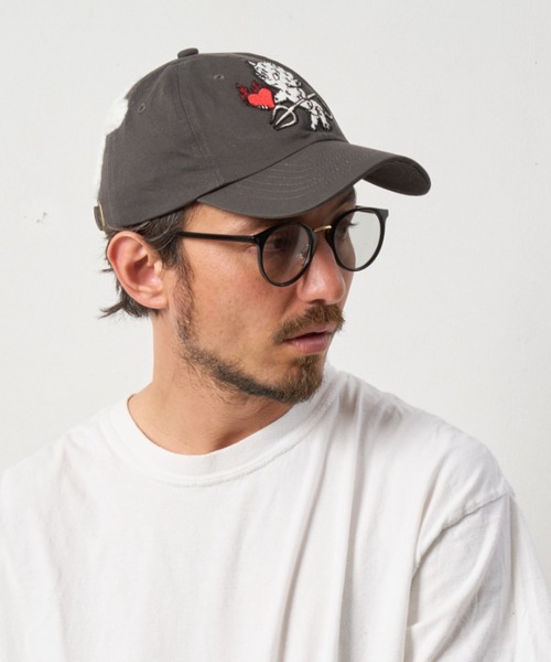 STUD MUFFIN（スタッドマフィン）の「STUD MUFFIN/スタッドマフィン/コットンツイル BABYLパッチ＆カギ編みクロス コットンローキャップ（キャップ・メンズ・チャコールグレー/オフホワイト・2/4）」の7枚目の写真