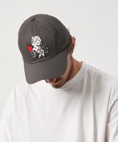 STUD MUFFIN（スタッドマフィン）の「STUD MUFFIN/スタッドマフィン/コットンツイル BABYLパッチ＆カギ編みクロス コットンローキャップ（キャップ・メンズ・チャコールグレー/オフホワイト・2/4）」の6枚目の写真