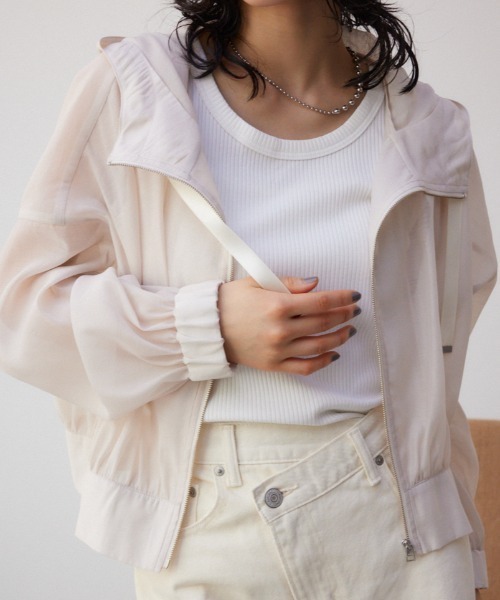 AZUL by moussy（アズールバイマウジー）の「シアーフーディーブルゾン（ブルゾン・レディース・アイボリー/ブラック/グレー・FREE）」の2枚目の写真