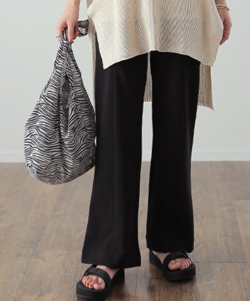 HUG.U（ハグユー）の「しゃり感カラーパンツ（スラックス・レディース・グレイッシュブルー/ライム/ベージュ/ブラック/カーキ/スモークピンク・レギュラー丈/トール丈）」の14枚目の写真