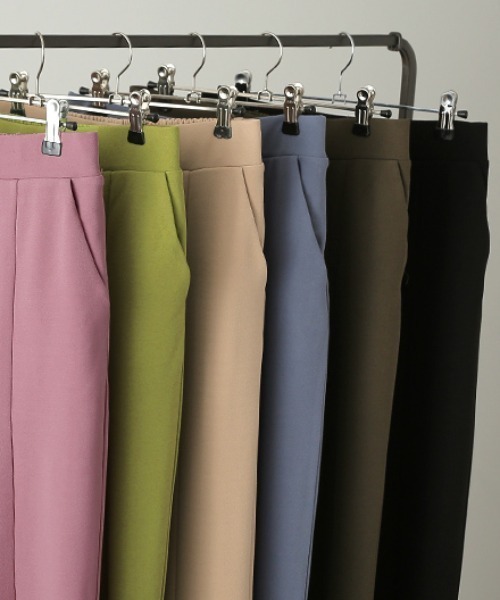 HUG.U（ハグユー）の「しゃり感カラーパンツ（スラックス・レディース・グレイッシュブルー/ライム/ベージュ/ブラック/カーキ/スモークピンク・レギュラー丈/トール丈）」の16枚目の写真